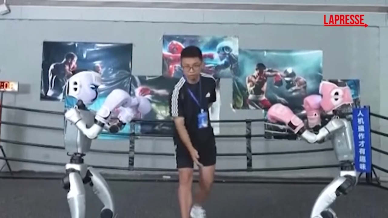 Cina, torneo di boxe tra robot umanoidi: gli ‘allenamenti’ Cina, torneo di boxe tra robot umanoidi: gli ‘allenamenti’