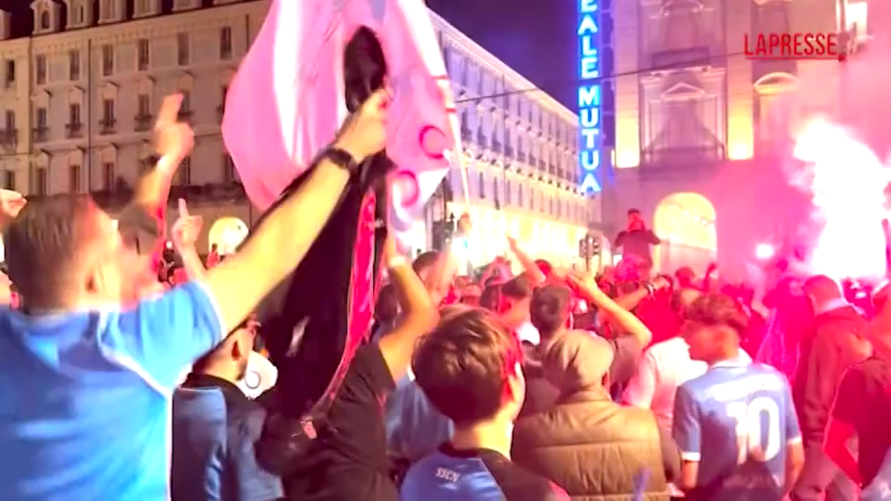 scudetto napoli piazza castello a torino si colora d azzurro