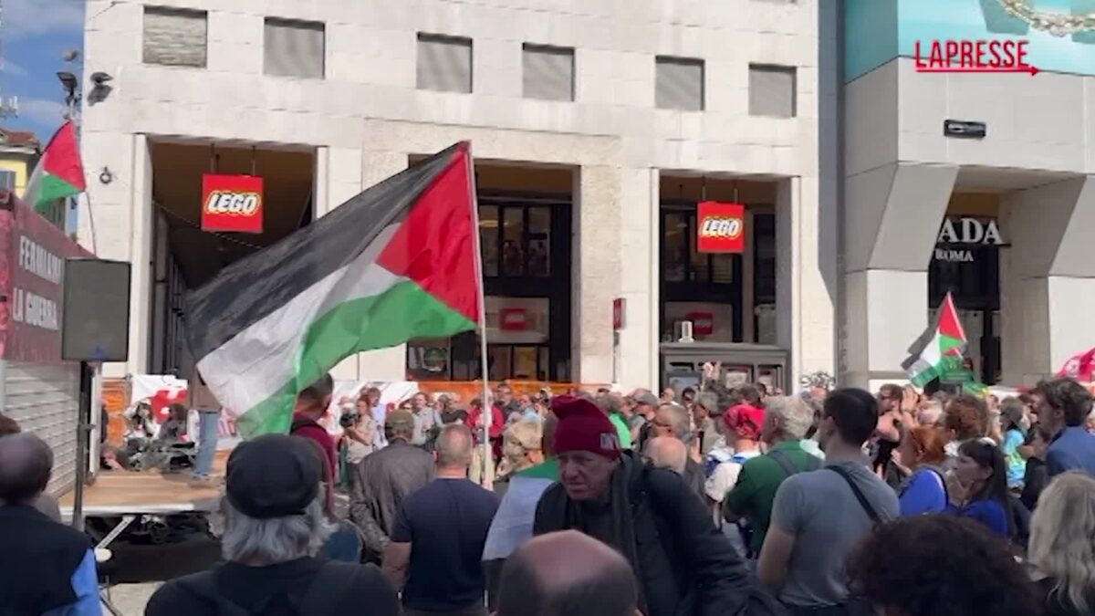 Milano, da piazza contro riarmo urla: “Andiamo a bruciare consolato Israele”