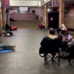 Russia-Ucraina, missili su Kiev: gli abitanti si rifugiano nella metropolitana