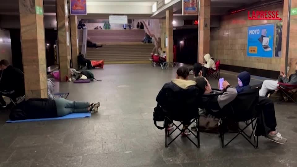 Russia Ucraina, missili su Kiev: gli abitanti si rifugiano nella metropolitana Russia Ucraina, missili su Kiev: gli abitanti si rifugiano nella metropolitana