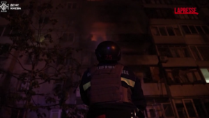 Russia-Ucraina, missili su Kiev: le immagini dei soccorsi dopo l’attacco di Mosca