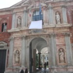 Milano, la Statale e Palazzo Marino espongono il sudario per Gaza