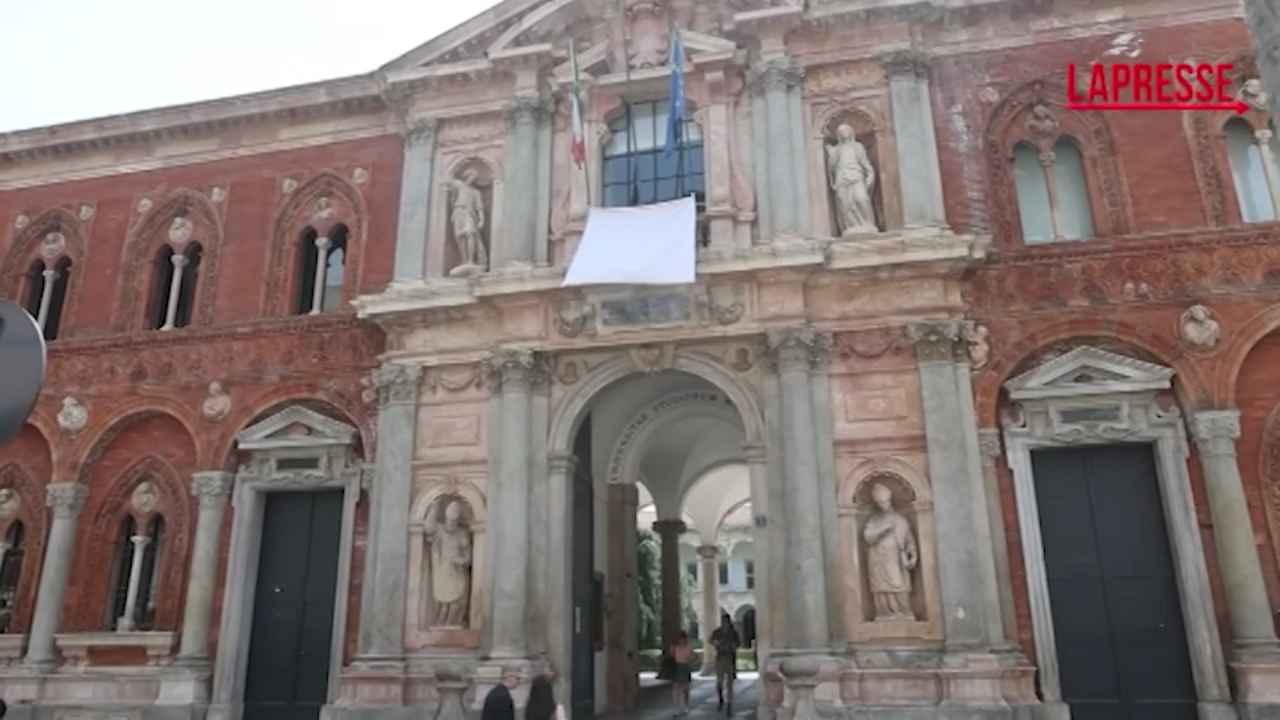milano la statale e palazzo marino espongono il sudario per gaza