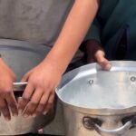 Gaza, folla si accalca attorno a cucina di beneficenza per un pasto caldo