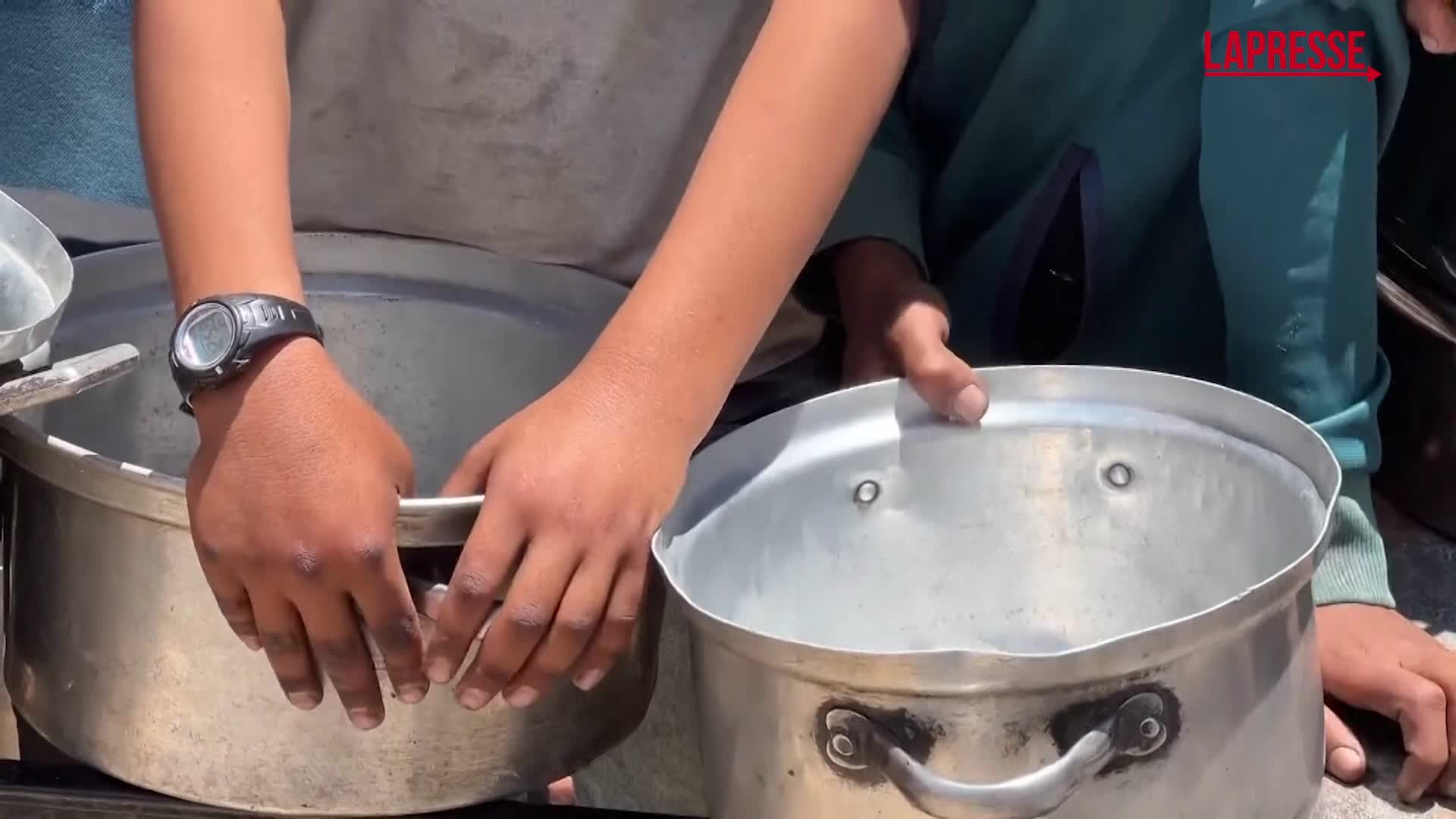 Gaza, folla si accalca attorno a cucina di beneficenza per un pasto caldo Gaza, folla si accalca attorno a cucina di beneficenza per un pasto caldo