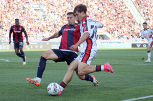 Lorenzo Venturino del Genoa in azione contro il Bologna nella 38esima giornata di Serie A 2024-25