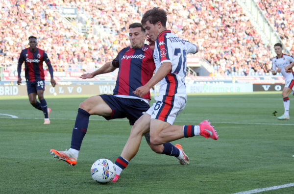 Lorenzo Venturino del Genoa in azione contro il Bologna nella 38esima giornata di Serie A 2024-25