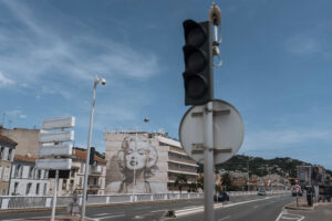 Cannes 2025, mezza città al buio per black out. La causa un incendio doloso