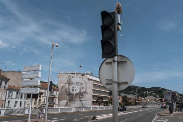 Cannes 2025, mezza città al buio per black out. La causa un incendio doloso