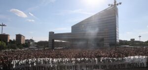 La contestazione dei tifosi del Milan prima del match della 38esima giornata di Serie A contro il Monza