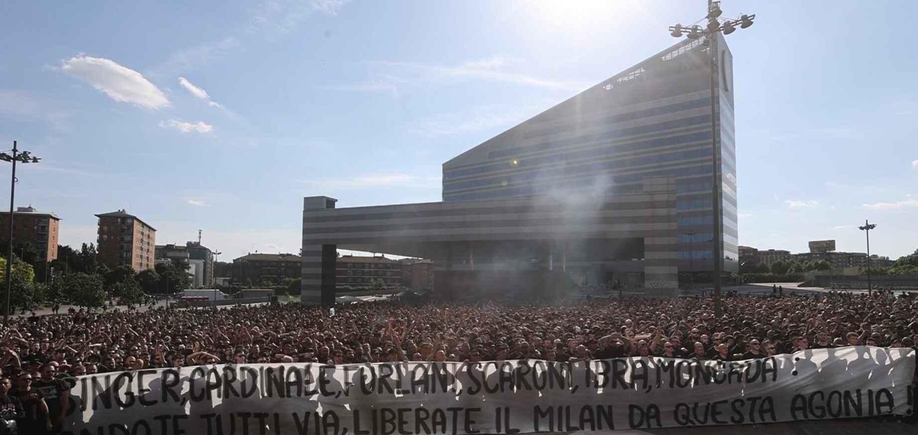 milan contestazione di migliaia di tifosi contro la società andate tutti via da Lapresse.it milan contestazione di migliaia di tifosi contro la società andate tutti via