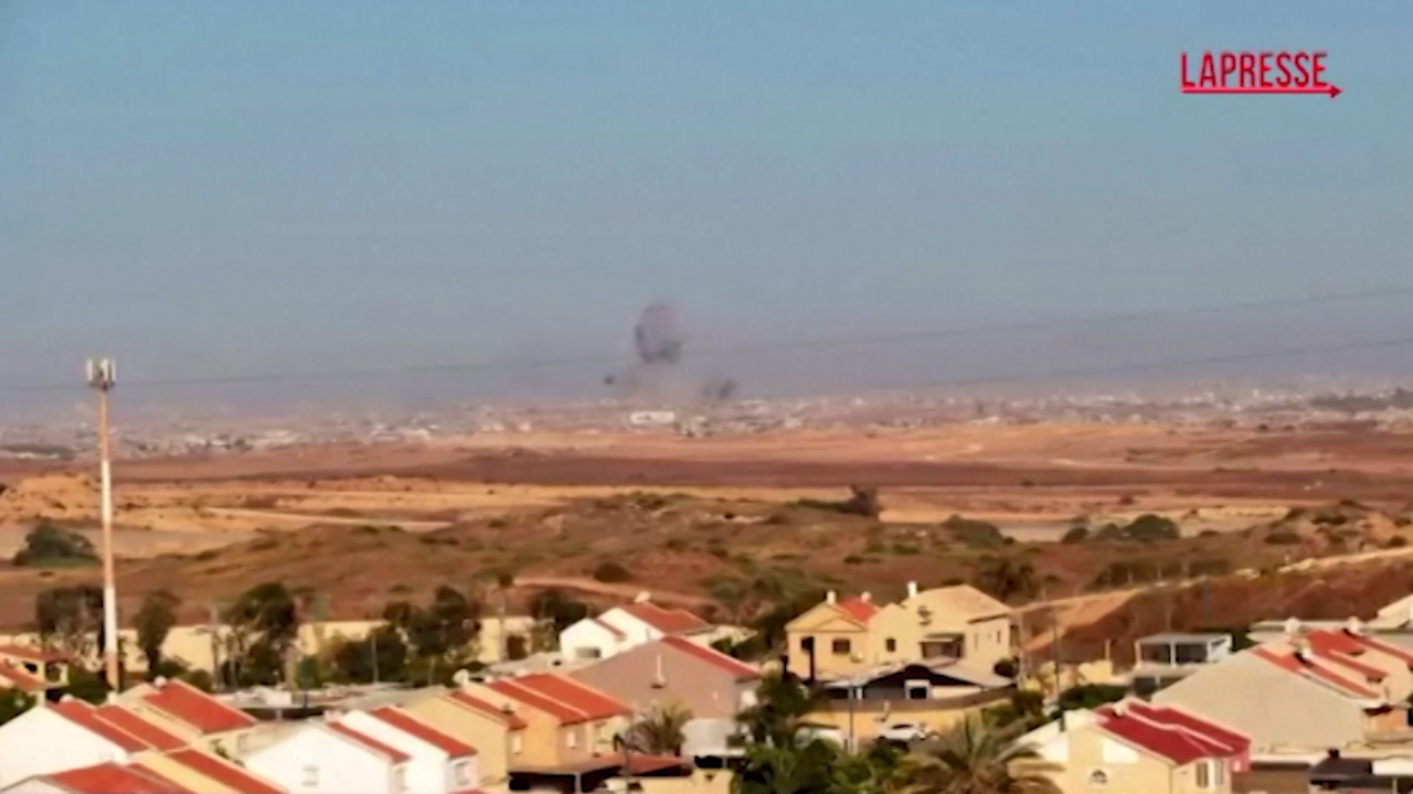 gaza colonne di fumo dalla striscia dopo gli attacchi israeliani