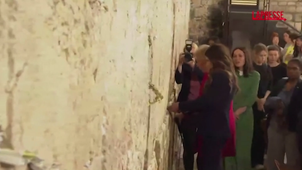 kristi noem al muro occidentale di gerusalemme da Lapresse.it kristi noem al muro occidentale di gerusalemme