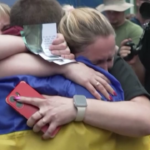 Russia-Ucraina, i soldati ucraini liberati riabbracciano i propri cari