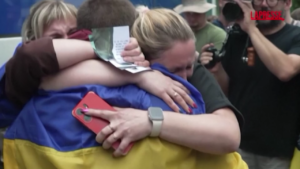 Russia-Ucraina, i soldati ucraini liberati riabbracciano i propri cari