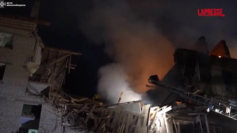 Ucraina, raid russo su Mykolaiv: l’arrivo dei soccorsi Ucraina, raid russo su Mykolaiv: l’arrivo dei soccorsi