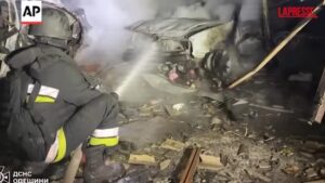 Ucraina, attacco russo su Odessa: l’intervento dei vigili del fuoco