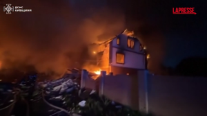 Ucraina, attacchi russi sulla regione di Kiev: edifici in fiamme e vittime