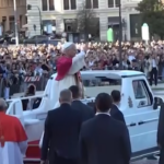 Papa Leone XIV sulla papamobile dopo l’insediamento