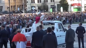 Papa Leone XIV sulla papamobile dopo l’insediamento