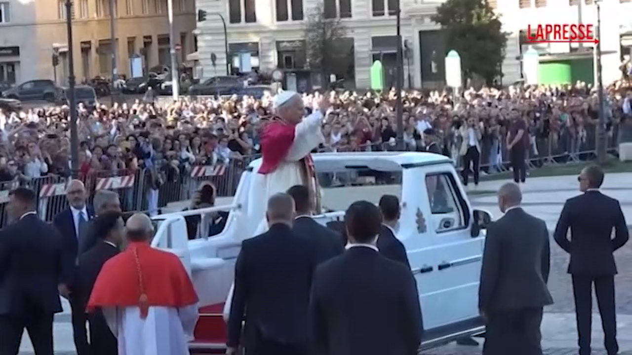 Papa Leone XIV sulla papamobile dopo l’insediamento Papa Leone XIV sulla papamobile dopo l’insediamento