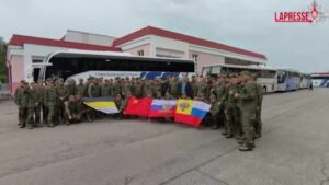 Russia-Ucraina, soldati russi tornano a casa dopo scambio di prigionieri