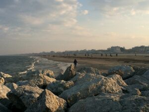 La spiaggia di Cervia (foto Wikimedia Commons)