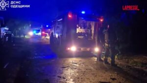 Droni russi su Odessa: le immagini dei Vigili del fuoco tra le case