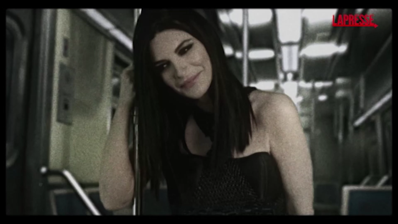 laura pausini ecco il videoclip di turista