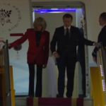 Macron schiaffeggiato dalla moglie Brigitte all’arrivo a Hanoi: il video è virale