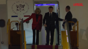 Macron schiaffeggiato dalla moglie Brigitte all’arrivo a Hanoi: il video è virale