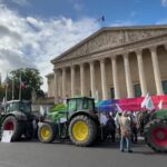 Parigi, agricoltori protestano con i trattori davanti all’Assemblea nazionale
