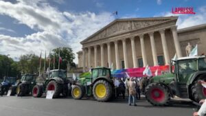 Parigi, agricoltori protestano con i trattori davanti all’Assemblea nazionale