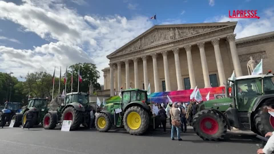 parigi agricoltori protestano con i trattori davanti all8217assemblea nazionale