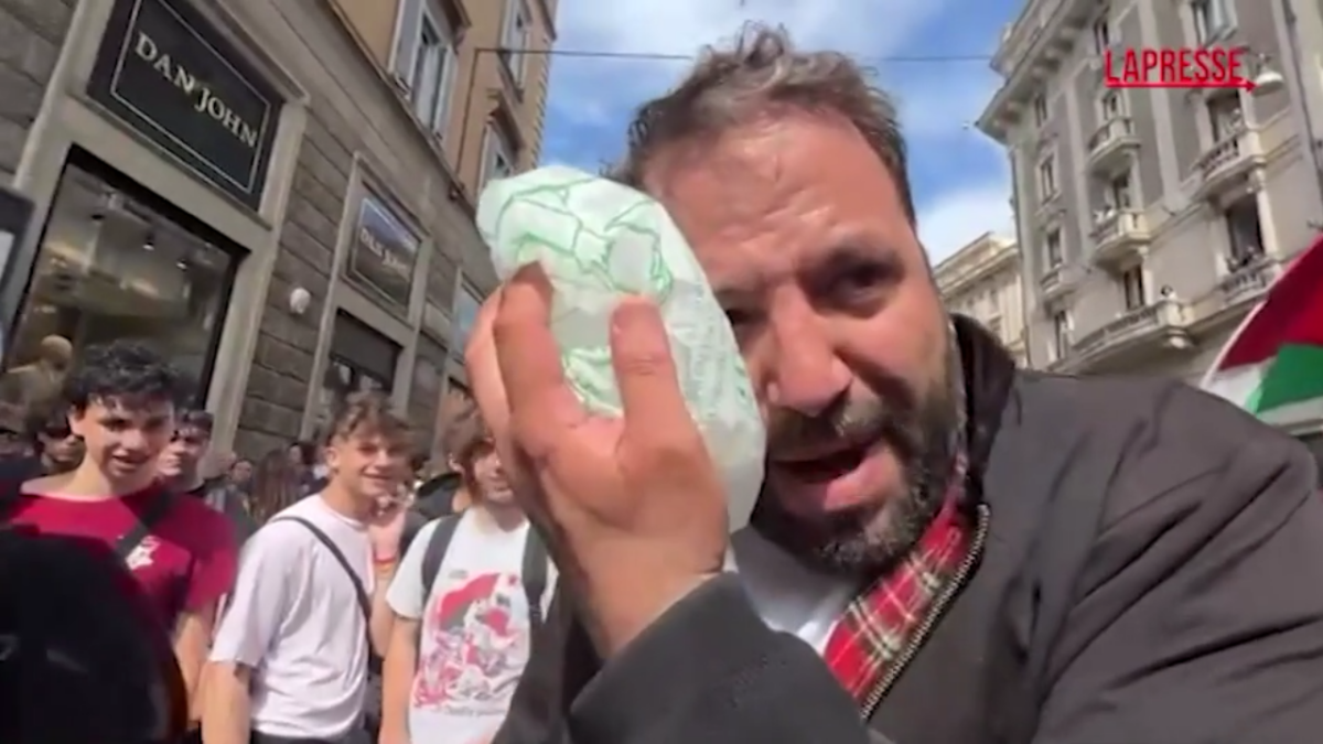 Dl sicurezza, un ferito tra i manifestanti negli scontri con la polizia a Roma: “Mi hanno massacrato”