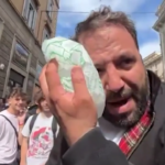 Dl sicurezza, un ferito tra i manifestanti negli scontri con la polizia a Roma: “Mi hanno massacrato”
