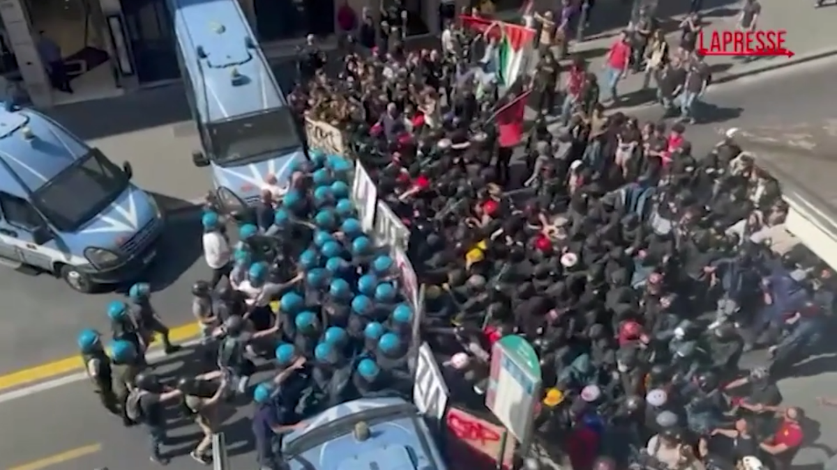 Dl sicurezza, scontri tra manifestanti e polizia a Roma: il video