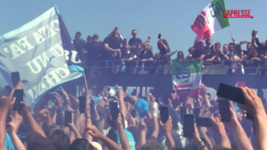 Festa scudetto Napoli, i campioni d’Italia sfilano sul lungomare: il video