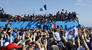 Scudetto Napoli, festa per 200mila tifosi. De Bruyne primo regalo di De Laurentiis