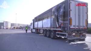 Gaza, camion di aiuti per i palestinesi entrano nella Striscia