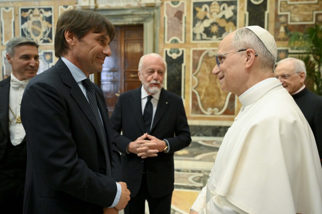Le prime volte di Papa Leone XIV: riceve Becciu e poi il Napoli Le prime volte di Papa Leone XIV: riceve Becciu e poi il Napoli