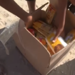 Gaza, assaltato centro aiuti alimentari: le immagini