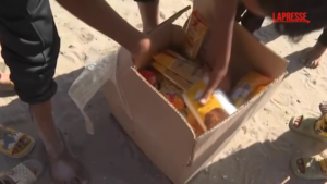 Gaza, assaltato centro aiuti alimentari: le immagini