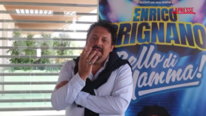 Brignano a teatro con ‘Bello di mamma’: “Lo dedico alla sua scomparsa”