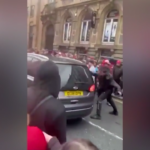 Liverpool, tifosi prendono a calci auto prima che attentatore travolga folla