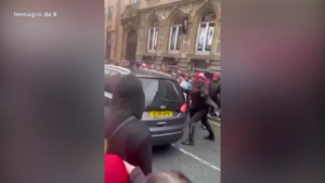 Liverpool, tifosi prendono a calci auto prima che attentatore travolga folla