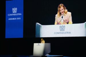 Meloni da Confindustria: “Su Ex Ilva tutti diano una mano, Ue rimuova dazi interni”