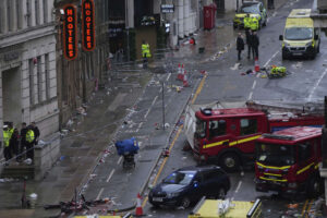 La scena a Liverpool lunedì 26 maggio dopo che un'auto si è lanciata sulla folla nel corso della parata per la Premier League dei Reds ferendo 47 persone