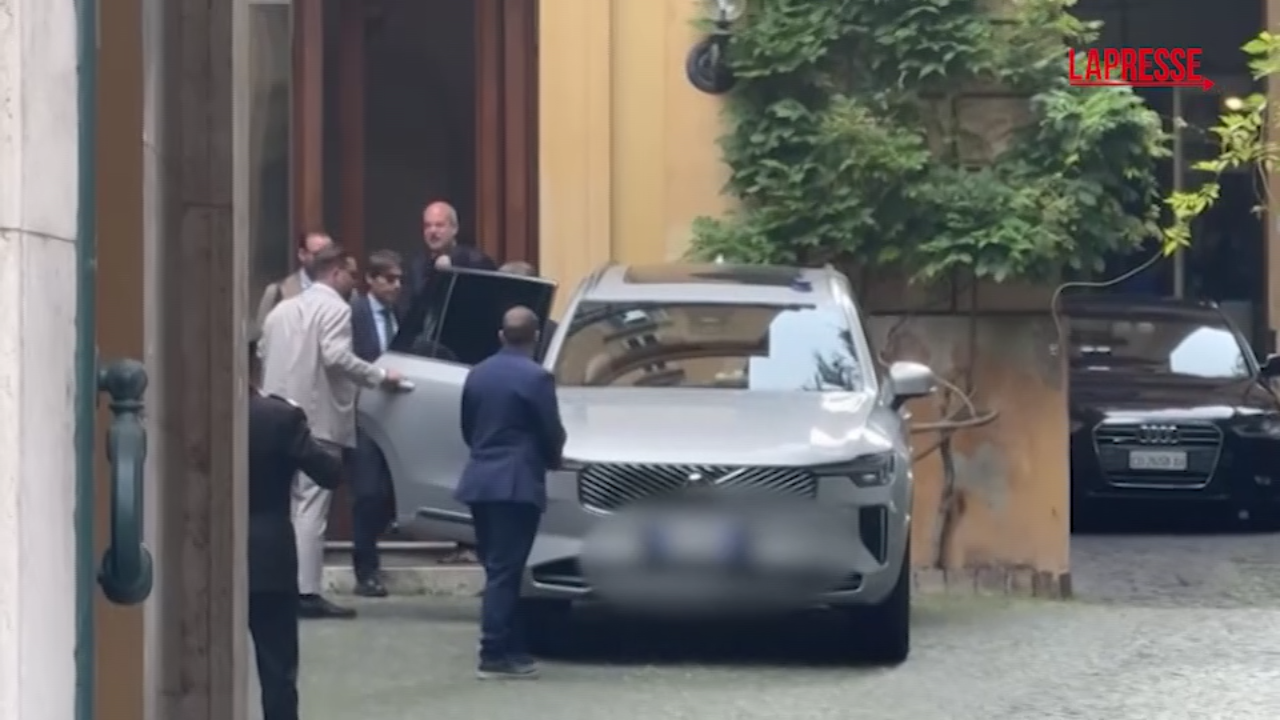 Napoli, terminato incontro Conte De Laurentiis: il tecnico lascia l’abitazione del patron Napoli, terminato incontro Conte De Laurentiis: il tecnico lascia l’abitazione del patron